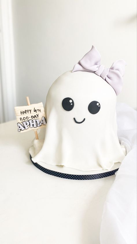 Cute Ghost Cake, Ghost Birthday Cake, Cakes Cute, Ghost Birthday, Ghost Cake, 10 Birthday, Spooky Party, Kids Cakes, Spooky Ghost