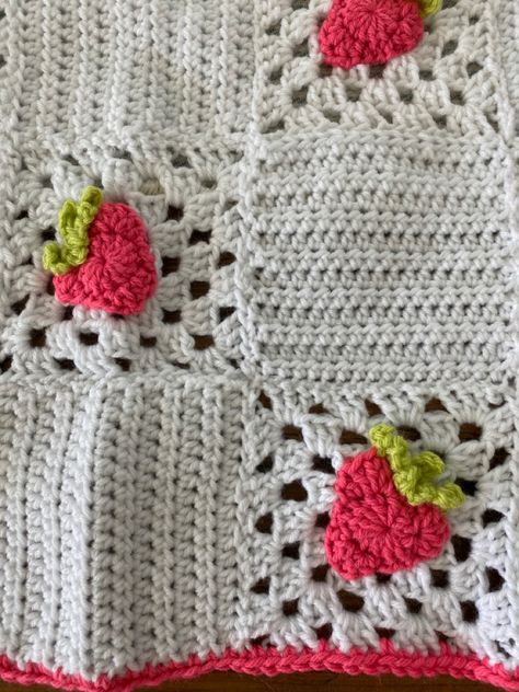 Crochet Patchwork Blanket, Strawberry Crochet, Embroidery Stitches Beginner, Crochet Strawberry, Crochet Afgans, Crochet Blanket Designs, Patchwork Blanket, Yarn Bag, Beginner Crochet