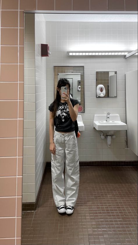 Skater Pants Outfit, Cargo Pants Outfit Aesthetic, Acubi Fits, White Cargo Pants Outfit, Outfit Ideas Converse, Marvel Outfits, Acubi Aesthetic, Korean Outfit Ideas, Fits 2023