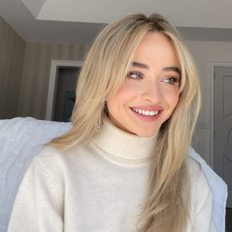 Sabrina Carpenter Blonde Hair, Sabrina Carpenter Blonde, Sabrina Carpenter Hair Color, Sabrina Carpenter Hair Without Bangs, Sabrina Carpenter Curtain Bangs, Hair Cuts Ideas Sabrina Carpenter, Sabrina Carpenter Hair Curtain Bangs, Sabrina Carpenter Hair Inspiration, How To Do Sabrina Carpenter Hair