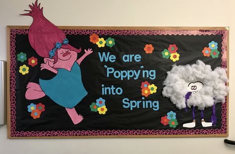 Poppy from Trolls bulletin board Trolls Bulletin Board Ideas, Trolls Classroom Decorations, Trolls Door Decoration, Trolls Scrapbook Ideas, Poppy From Trolls, Trolls 3 Poster, Toy Story Halloween, Princess Poppy, School Bulletin Boards