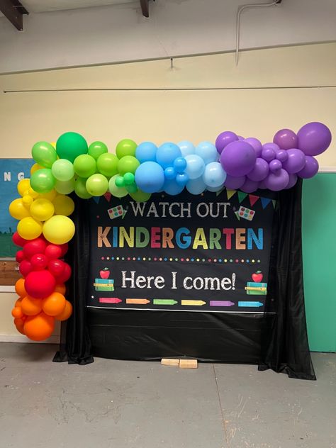 Pre-school graduation Graduation Balloon Ideas, Preschool Graduation Decorations, Graduation Balloons, Balloon Ideas, Preschool Graduation, Kindergarten Graduation, End Of School, Graduation Decorations, School Graduation