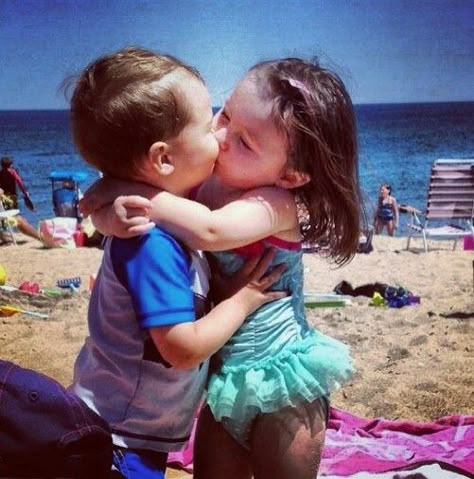 Cute Children Kissing, Funny Baby Pictures, Baby Kostüm, Baby Kiss, Cute Kiss, Beach Baby, Kids Pictures, Funny Babies