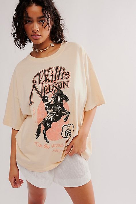 Tan Shirt Outfit, Paris Tee, Grafic Tees, Outfit Oversize, Tan Shirt, Cropped Graphic Tees, Embroidered Tee, Willie Nelson, White Lace Top