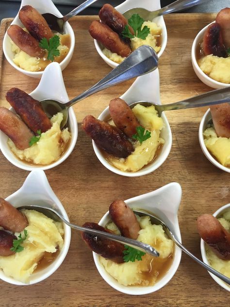 These mini sausage and mashes are so cute! Sausage And Mash, Ndsu Bison, Wedding Food Stations, Come Dine With Me, Bangers And Mash, Rooftop Party, Food Stations, Christmas Minis, Serving Spoons