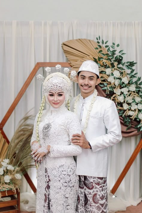 Pose Pengantin Di Pelaminan, Foto Akad, Pose Foto Pernikahan, Wedding Planner Outfit, Sunda Siger, Wedding Akad, Pose Pengantin, Pose Wedding, Wedding Pose Ideas