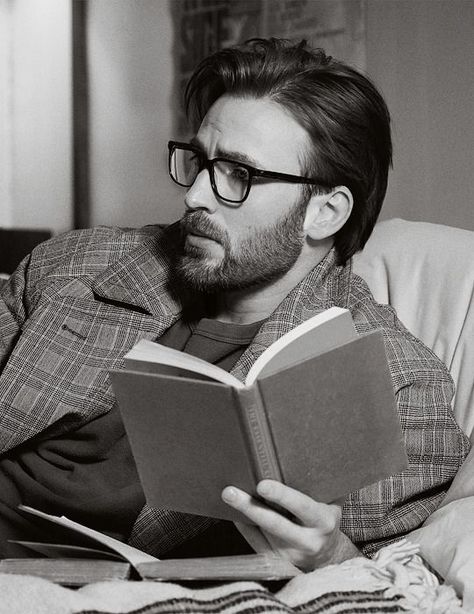 Christopher Robert Evans, Man Reading, Christopher Evans, Funny Feelings, Robert Evans, Chris Evans Captain America, Marvel Actors, Man Thing Marvel, 인물 사진