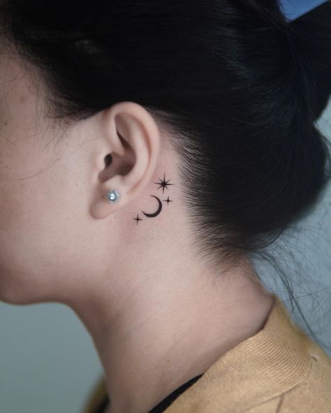 40  Creative Behind the Ear Tattoo Ideas That Look Great Tattoo Moon Behind Ear, Behind The Ear Best Friend Tattoo Ideas, Witchy Ear Tattoo, Moon And Stars Tattoo Behind Ear, Moon Behind Ear Tattoo, Moon Tattoo Behind Ear, Behind The Ear Tats, Behind The Neck Tattoos, Star Tattoos Behind Ear