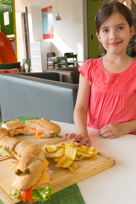 #LittleFoodies: The Kids can help build this fun Snake Sandwich for a birthday party, or family get together, featuring products from Almacenes Siman • #PequeñosFoodies: Los chicos pueden ayudar a preparar este Sándwich de Serpiente para una fiesta infantil o reunión familiar, preparada con utensilios de Almacenes Siman. Snake Sandwich, Snake Monster, Get Together, Family Get Together, Sandwich Bread, The Kids, Kids Meals, Sandwiches, Birthday Party