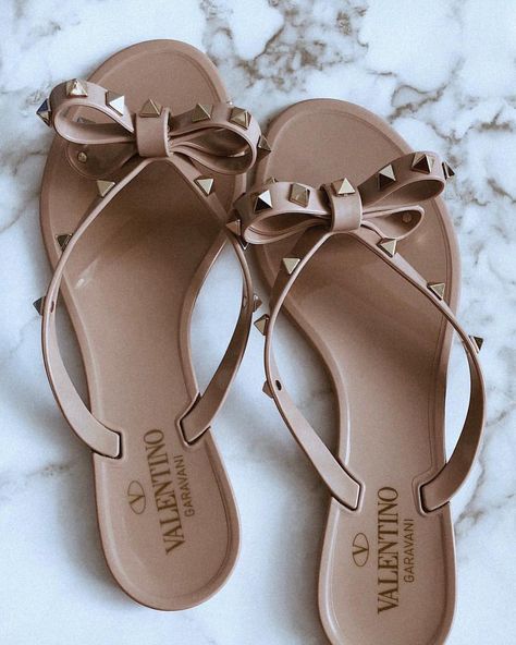 VALENTINO Fan Page on Instagram: “😍 #Valentino #Rockstud Flip Flops Slides by @masieofficial #ValentinoRockstud #ValentinoSlides” Valentino Flip Flops, Vsco Shoes, Neutral Inspiration, Valentino Boots, Nike Flip Flops, Perfect Girl, Leopard Black, Valentino Couture, Shoe Wardrobe