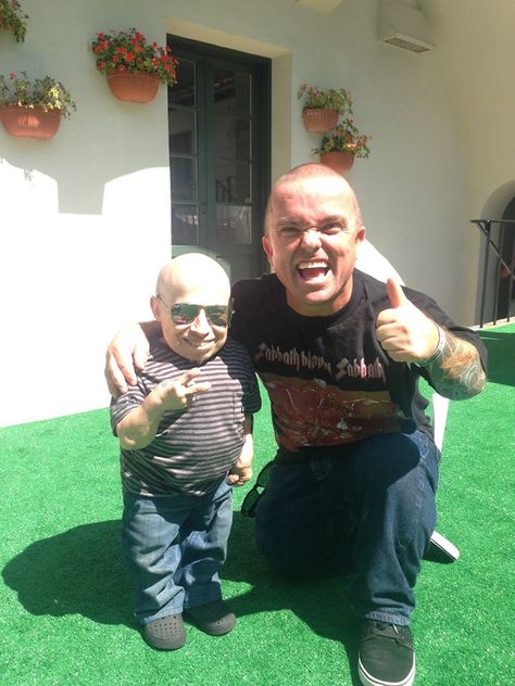 Verne Troyer & Wee-Man! Wee Man, League Of Extraordinary Gentlemen, Celebrity Skin, Humor Inappropriate, Family Album, About Time Movie, Handsome Actors, Mini Me, Glee