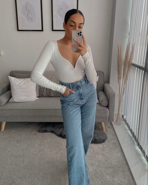 Jeans and white top outfit. Wide leg jeans. Long sleeve white body. Full Zara women outfit. Mirror selfie of outfit. Zara White Wide Leg Jeans Outfit, Trendy Zara Wide Leg Jeans, Zara Wide-leg Pants For Day Out, Chic Wide Leg Zara Jeans, Zara White Wide Leg Jeans, White Tops Outfit, Zara Outfit, Zara Jeans, White Long Sleeve