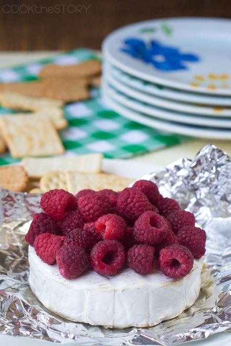 Grilled Raspberry Brie Cheese Raspberry Brie, Grilled Brie, Brie Recipes Appetizers, Super Easy Appetizers, Brie Appetizer, Brie Recipes, Brie Cheese, Baked Brie, Starters Recipes