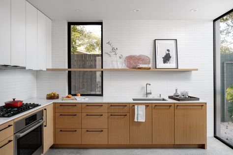 Gallery of E2211 House / RAVEL Architecture - 17 Big Modern Kitchen, Small L Shaped Kitchen, Modern Kitchen Backsplash, Grey Kitchen Island, Modern Apartment Design, Kitchen Decor Inspiration, Modular Kitchen Designs, Appliances Design, L Shaped Kitchen