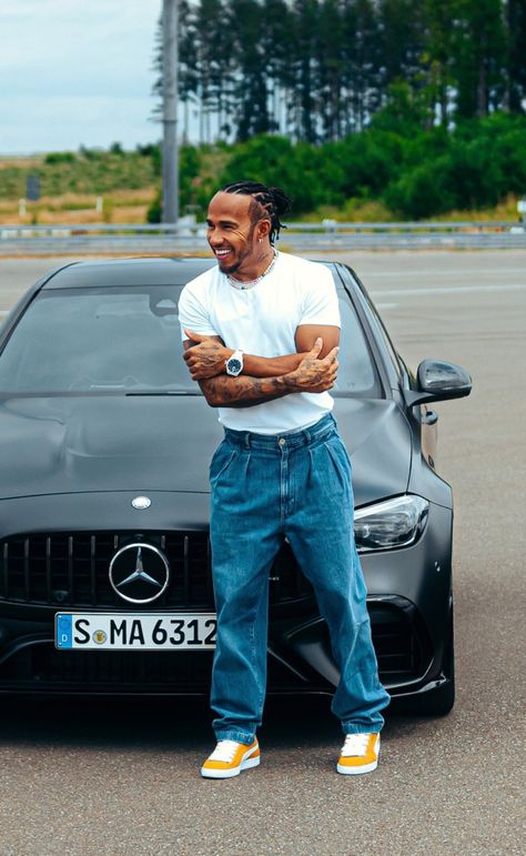 Hamilton Outfits, Casual Sporty Outfits, Lewis Hamilton Formula 1, F1 Lewis Hamilton, Fashion Inspiration Design, Streetwear Men Outfits, Black Men Fashion, Sporty Outfits, Lewis Hamilton