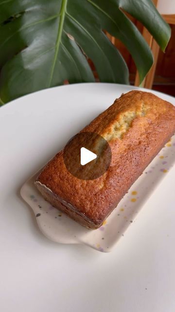 Kitchen Tips | Cande Intorno on Instagram: "Budín de banana ✨  Ya saben mi fanatismo por este budín y por esta receta increíble que siempre queda bien! 🙌🏽 La hago minimo 1 vez a la semana y en casa todos son fanáticos 😮‍💨  Probala y después me contas!   Ingredientes   2 bananas, cuánto más maduras, menos azúcar le vas a agregar  2 huevos Extracto de vainilla  60 ml de aceite  180 gr de azúcar  150 gr de harina  Opcional podes sumarle canela, chips de chocolate o dulce de leche en el medio 🔥  Horno 180° durante 40-50 minutos y a disfrutar 😉  #budincasero #budindebanana #banana #receta #recetafacil #bananabread #cocina #cocinacasera" Gallo Pinto, Healthy Drinks Recipes, Sin Gluten, Bon Appetit, Healthy Desserts, Healthy Drinks, Banana Bread, Yogurt, Gluten Free