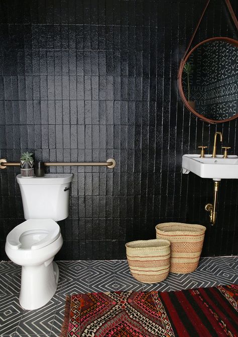 boho bathroom Black Bathroom Paint, Bathrooms Decorations, Black Bathrooms, Ceramic Toilet, Tiled Floor, Bathroom Walls, Bad Inspiration, Boho Room Decor, Black Tiles