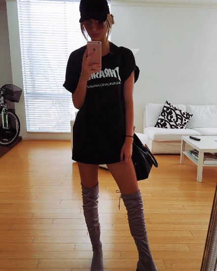 Love! Oversized Tshirt Outfit Jeans, Tight High Boots, Suede Brooks, Pretty Boots, Oversize Tshirt Outfits, Heels Sneakers, Oversized T Shirts, Alternative Clothing, Trendy Outfit