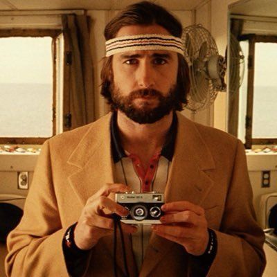 Richie tenenbaum Richie Tenenbaum, Wes Anderson Characters, Holding A Camera, Luke Wilson, Wes Anderson Style, Fotocamere Vintage, Royal Tenenbaums, Wes Anderson Movies, Wes Anderson Films