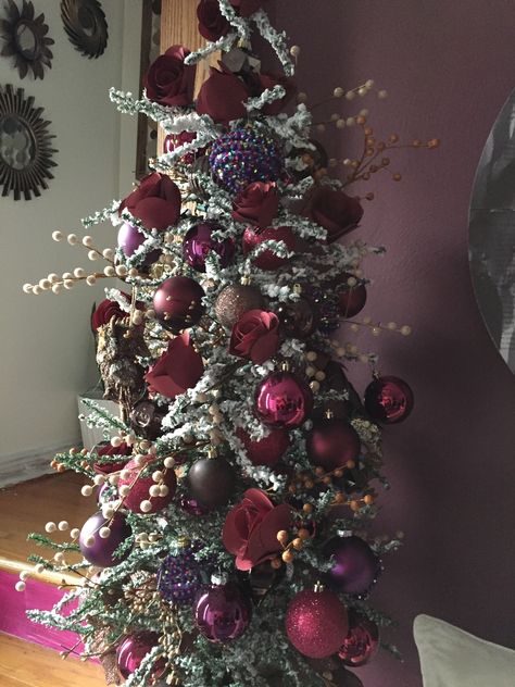 Red And Purple Christmas Decor, Burgundy Silver Christmas Tree, Brown And Burgundy Christmas Tree, Plum Christmas Decor, Rose Gold And Burgundy Christmas Tree, Plum Christmas Tree, Burgandy Christmas Tree Ideas, Maroon Christmas Tree, Burgundy Christmas Tree