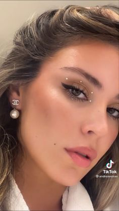 Simple Make Up For Concert, Rhinestones On Face Ideas, Cute Simple Rhinestone Makeup, Cute Trendy Makeup Looks, Jewel Eye Look, Eye Gem Makeup Looks, Cute Rhinestone Makeup, Hoco Makeup With Gems, Hslot Makeup Ideas