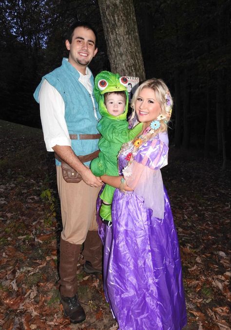 Pascal And Rapunzel, Tangled Costumes, Rapunzel Y Flynn, Rapunzel Halloween, Halloween Costume Family, Rapunzel Halloween Costume, Family Costumes For 3, Disney Family Costumes, Tangled Costume