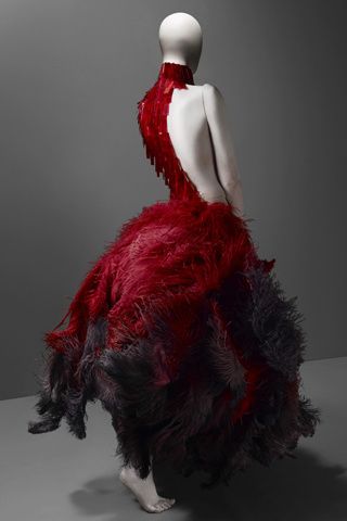 gorgeous movement by McQueen. Alexander Mcqueen Wedding Dresses, Beauty Exhibition, Alexander Mcqueen Savage Beauty, Alexander Mcqueens, Savage Beauty, Cool Winter, Mcqueen Fashion, Armani Prive, Anna Wintour