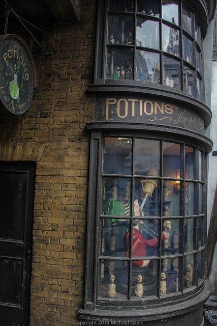 Alley Aesthetic, Harry Potter Land, Harry Potter Places, Harry Potter Diagon Alley, Harry Potter Illustrations, The Wizarding World Of Harry Potter, Hogwarts Aesthetic, Diagon Alley, Harry Potter Theme