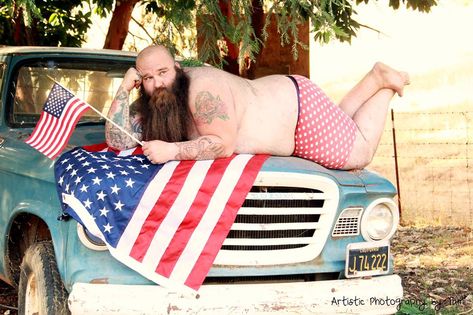 This May Be The Best Dudeoir Photoshoot Yet Fourth Of July Photoshoot, Funny Photoshoot Ideas, Scary Mommy, Glamour Shots, Bear Men, Country Boys, Photos Of Women, Man Photo, Be The Best