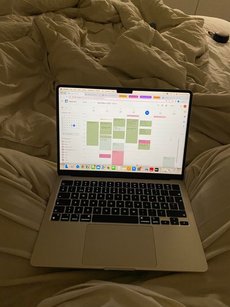 Laptop Work From Home Aesthetic, Laptop Work Aesthetic, Studious Aesthetic, Study Timetable, Student Laptop, Uni Life, Academic Motivation, Vision Board Inspiration, Google Calendar