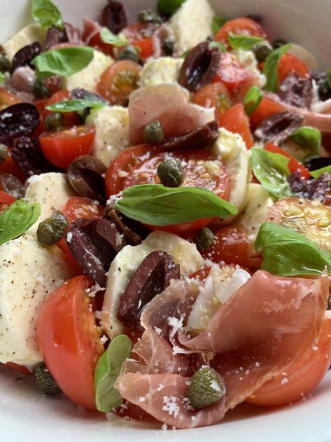 Caprese Salad Dressing, Caprice Salad, Tomato Caprese, Caprese Recipes, Caprese Salad Recipe, Olive Salad, Bacon Tomato, Classic Italian Dishes, Feta Salad