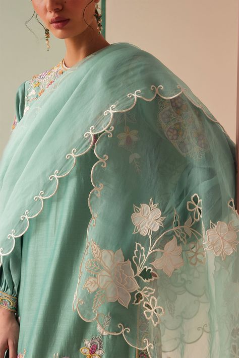 Buy Green Silk Organza Cut Work Floral Mughal Bloom Applique And Dupatta For Women by Chandrima Online at Aza Fashions. Dupatta Designs Ideas, Duppattas Designs Ideas, Embroidery Fashion Detail, Flower Machine Embroidery Designs, Emb Designs, Pola Bordir, Lace Dress Design, Beautiful Dress Designs, Embroidery Suits Design