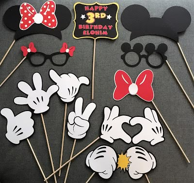 Minnie Mouse Svg Free Cricut, Disney Party Ideas Decorations, Minnie Mouse Photo Booth, Mickey Mouse Photo Booth, Disney Props, Mickey Mouse Decor, Γενέθλια Mickey Mouse, Mickey Mouse Birthday Decorations, Minnie Mouse Decorations