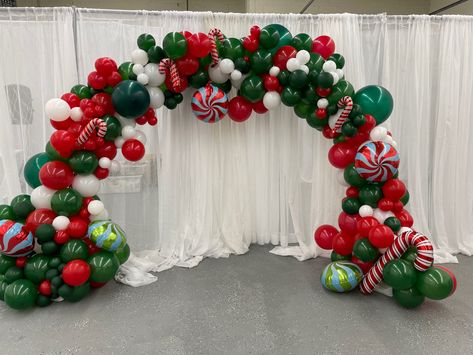 Get into the hollidays with this one. Red, green and white organic ballon arch. Christmas Balloon Arch, Christmas Banquet, Organic Christmas, Balloon Designs, Balloon Creations, Ballon Party, Holiday Sweets, Green Balloon, Christmas Balloons