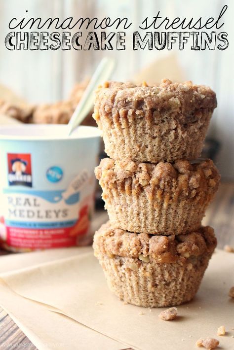 Cinnamon Streusel Cheesecake Muffins #QuakerRealMedleys #Ad #Cbias Cinnamon Cheesecake Muffins, Cheesecake Muffin, Cinnamon Cheesecake, Cheesecake Muffins, Cinnamon Streusel, Sweet Treats Desserts, Easy To Make Desserts, Quick Breads, Young At Heart