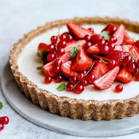 Strawberry macadamia mascarpone cheese tart by @nm_meiyee ❤️ Recip Strawberry Mascarpone, Oat Crust, Tart Vegan, Vegan Tarts, Chocolate Ganache Tart, Red Currants, Vegan White Chocolate, Gf Baking, Cheese Tart