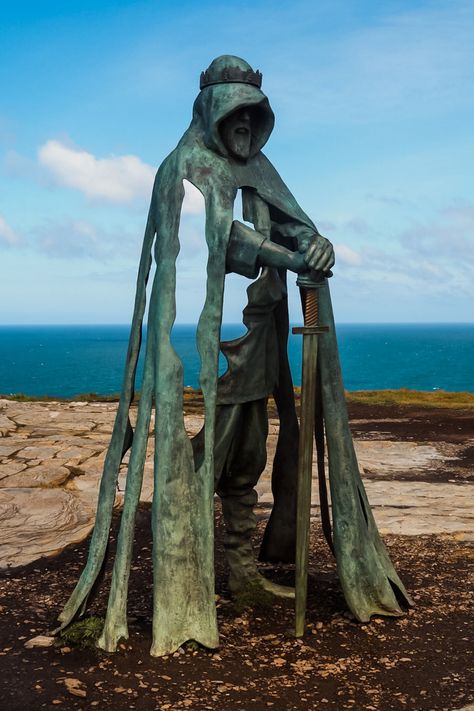 Are you planning on visiting Tintagel Castle, but unsure if it’s worth the money? Are you interested in finding out how Tintagel’s strong link to the legends of King Arthur and Camelot was born? If so, this blog post will help you find the answers you’re looking for. We’ll share some useful information that you might want to consider before booking your ticket. We’ll also dive a bit into the rich history and legends that surround Tintagel Castle and inspired many people over the centuries. Castle By The Sea, Camelot Castle, Tintagel Cornwall, Bolt Castle Thousand Islands, Canterlot Castle, Tintagel Castle Cornwall, Tantallon Castle Scotland, England Beaches, North Cornwall