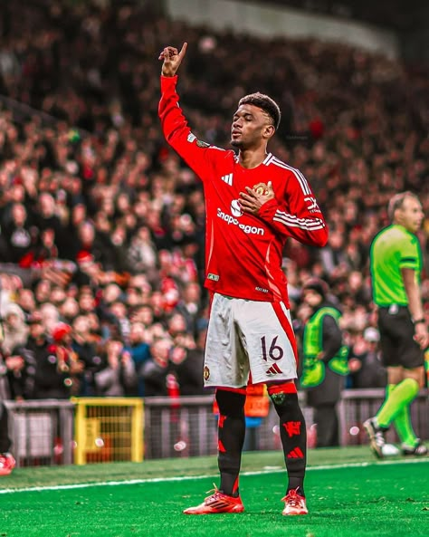 Man Utd Players Wallpaper, Amad Diallo Celebration, Amad Diallo Manchester United, Amad Diallo Wallpaper, Man United Wallpapers, Football Player Costume, Amad Diallo, Cracked Iphone, Free Funny Videos