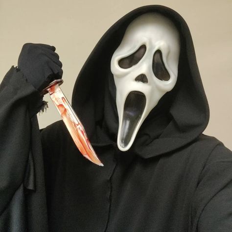 Ghostface Holding Knife, Scream Movies, Brandon James, Ghost Face Mask, Halloween Flash, Scream Mask, Scream Ghostface, Ghostface Scream, Scream 6