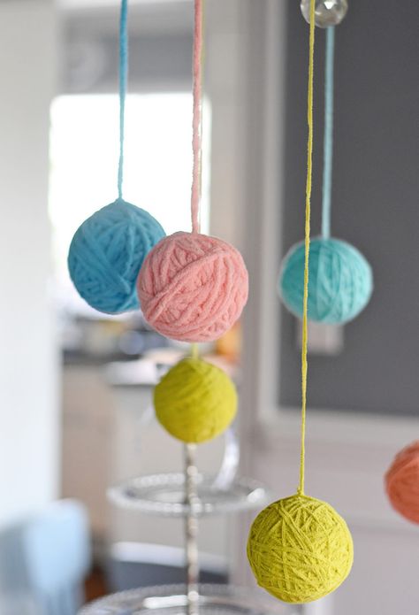 Diy Cat Balloons, Yarn Party Decorations, Yarn Birthday Decorations, How To Make Yarn Balls, Birthday Party For Cat, Gabby Animal, Diy Yarn Balls, Cat Bday, Super Kitties