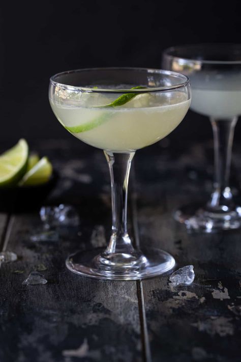 Authentic 3-ingredient Classic Daiquiri Recipe - Garnish with Lemon Daquiri Recipe Traditional, Classic Daiquiri Recipe, Vodka Soda Recipe, Classic Daiquiri, Watermelon Mojito Recipe, Rum Mixed Drinks, Rum Cocktails Easy, Frozen Daiquiri, Daiquiri Recipe