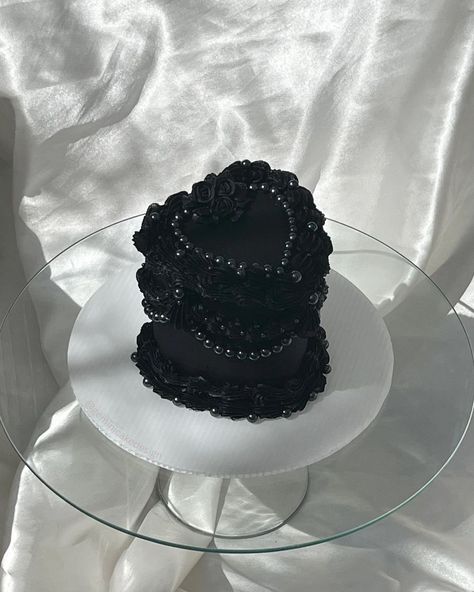 Tay | Mini black cake 🖤 I loved the little rose details! Starting April mini cakes will sadly be off my menu 🥲I’ve always been back and forth… | Instagram Small Black Wedding Cake, Wedding Cake Black, Black Wedding Cake, Small Birthday Cakes, Dream Birthday, Wedding October, Pearl Cake, Rose Details, Black Cake