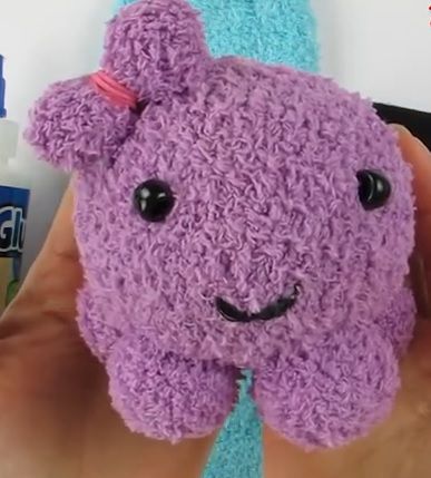 How to make a sock octopus (video) Sock Octopus, Octopus Video, Making Stuffed Animals, Octopus Gif, Build A Bear Party, Stuffed Animal Ideas, Make A Stuffed Animal, Diy Gifts To Make, Animal Ideas