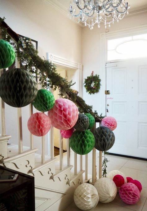 Honeycomb Balls Decoration, Pj Party, Christmas Window Decorations, Ball Decorations, Xmas Ideas, 6th Birthday Parties, Christmas Window, December 25, Exterior Decor