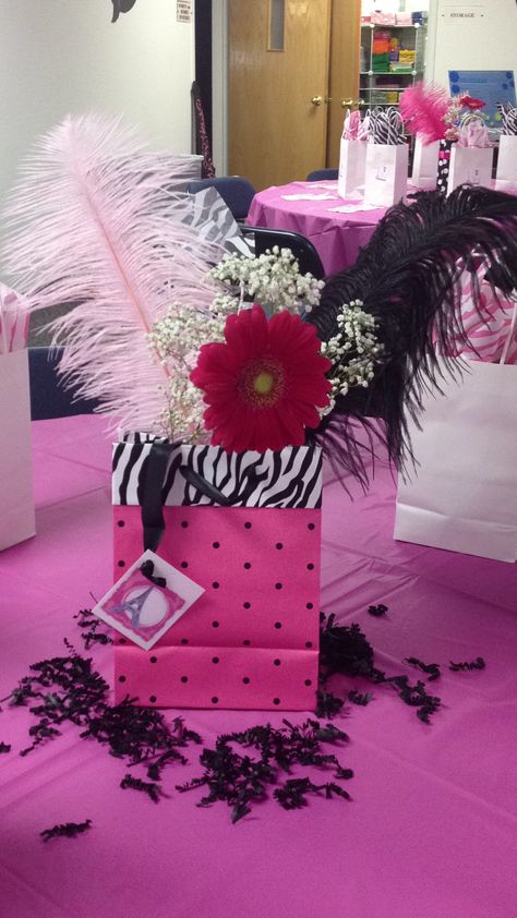 Fun & easy centerpiece using a gift bag, feathers & flowers! Gift Bag Centerpieces Table Decorations, Gift Bag Centerpiece Ideas, Purse Bingo Table Decorations, Bag Centerpiece Ideas, Tea Party Sweet 16, Graduation Party Ideas College, Party Ideas College, Zebra Craft, Feather Star