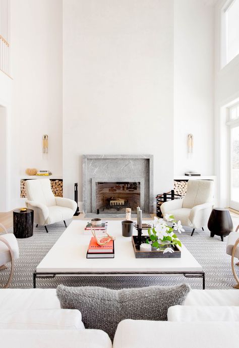 This Sophisticated Hamptons Home Masters Beachy Minimalism Without Going Full-On Nautical - ELLEDecor.com Hamptons Living Room, Kitchen Ikea, Minimalist Living Room Design, Double Height, Interior Minimalista, Design Apartment, Living Room Remodel, Home Modern, Minimalist Home Decor