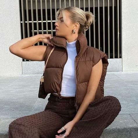 Pair this cropped puffer vest this winter with your favorite long sleeve basic. The crop detail is so flattering. Soft Grunge Outfits, Brown Outfits, Outfit Brown, Chic Outerwear, Vest Women, Cropped Vest, Women Jacket, Brown Shorts, Smart Casual Outfit