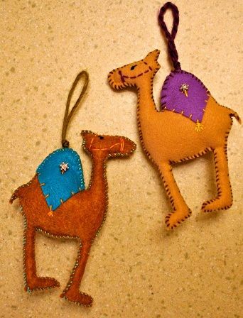 Door Hanging Camel Crafts Camel Craft, Easy Felt Crafts, Felt Craft Projects, Crafts For Teens To Make, Felt Crafts Christmas, Craft Ideas For Kids, Christmas Felt, Nativity Crafts, Wine Tags