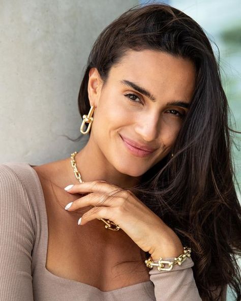 Isabela Rangel Grutman on Instagram: "Bold this Spring with Tiffany Hardware @tiffanyandco #tiffanypartner" Tiffany Hardware, Tiffany Earrings, I Love Justin Bieber, Love Justin Bieber, Buying Jewelry, Hoop Earrings, On Instagram, Instagram