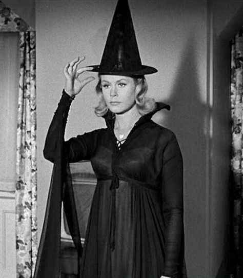 Remembering Elizabeth Montgomery: 9 Queerest Moments of Bewitched Klasik Hollywood, Bewitched Tv Show, Agnes Moorehead, I Dream Of Jeannie, Elizabeth Montgomery, Witches Hat, Vintage Witch, Old Shows, Actrices Hollywood